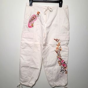 Focus LifeStyle Floral Embroidered Cropped White Cargo Pants 🌸 Size 10